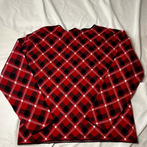 Adrienne Vittadini Red and Black Plaid Top with matching wristlet - Picture 5 of 6